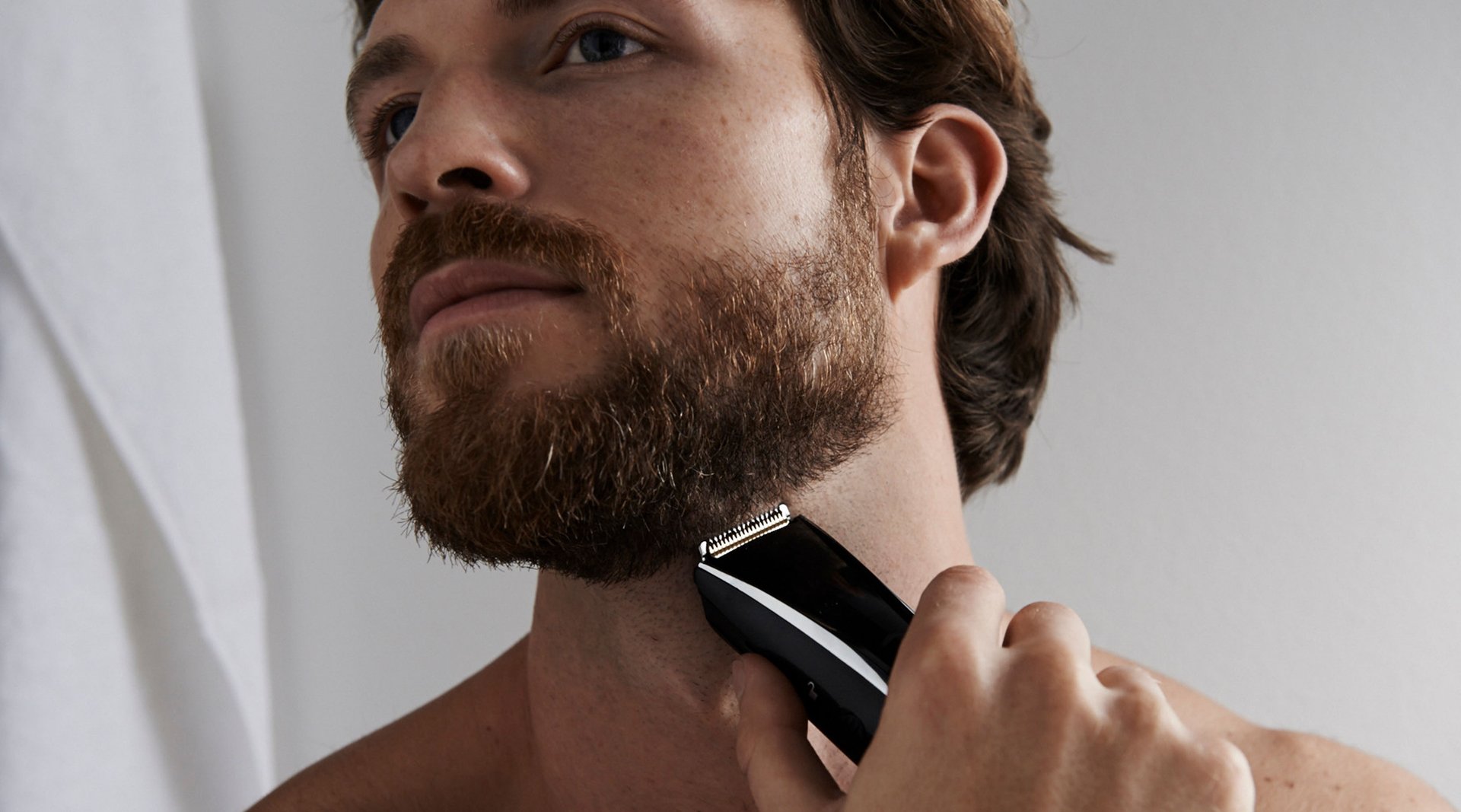 Mann mit frisch rasierter Halskontur